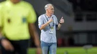 Pelatih kepala Arema FC, Joel Cornelli saat menghadapi Borneo FC pada laga final Piala Presiden 2024 di Stadion Manahan, Solo, Minggu (4/8/2024). (Bola.com/Bagaskara Lazuardi)