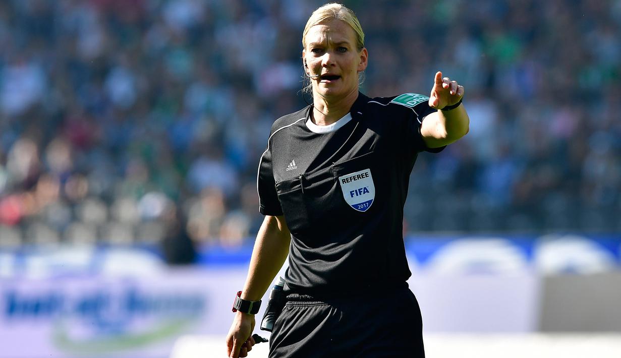 Aksi Bibiana Steinhaus saat memimpin laga Bundesliga antara Hertha BSC Berlin dan SV Werder Bremen di Berlin, Jerman (10/9/2017). Laga tersebut merupakan debut Bibiana Steinhaus. (AFP/Tobias Schwarz)