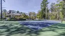 Terletak di daerah yang eksklusif, hunian sang diva dilengkapi berbagai fasilitas seperti lapangan tenis pribadi. (Foto: via Zillow)