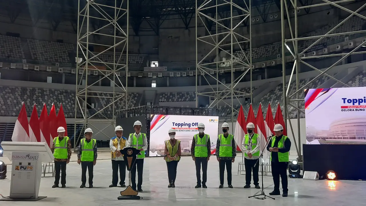 Presiden Joko Widodo atau Jokowi meninjau pembangunan Indoor Multifunction Stadium (IMS) Gelora Bung Karno (GBK).