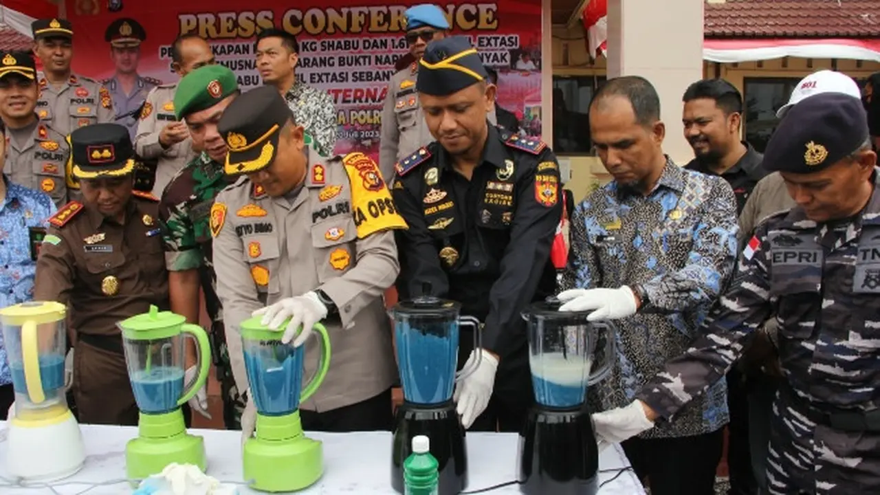 Kepala Polres Bengkalis memusnahkan pil ekstasi dan sabu yang disita dari jaringan narkoba Malaysia.
