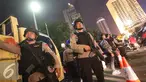 Petugas kepolisian bersenjata lengkap berjaga di kawasan Bundaran HI, Jakarta, Sabtu (31/12). Untuk mengamankan jalannya perayaan malam tahun baru, Polda Metro Jaya menempatkan personelnya di sejumlah sudut Ibu Kota. (Liputan6.com/Immanuel Antonius)