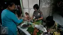 Sejumlah Polwan membuat getuk saat bakti sosial di Pasar Cebongan,Sleman, (25/8). Bakti sosial di selanggarakan oleh Polres Sleman untuk menyambut HUT Polwan ke 68. (Boy Harjanto)