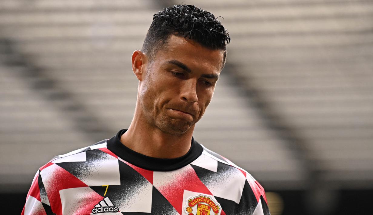 Ekspresi Ronaldo saat pemanasan sebelum pertandingan MU melawan Arsenal di Old Trafford. (AFP/Oli Scarff)