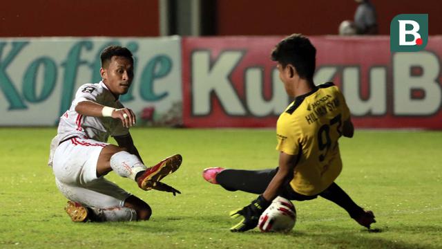 FOTO: 6 Kartu Kuning Warnai Hasil Imbang 0-0 PSM Melawan Persija pada Leg Pertama Semifinal Piala Menpora 2021 di Babak Pertama