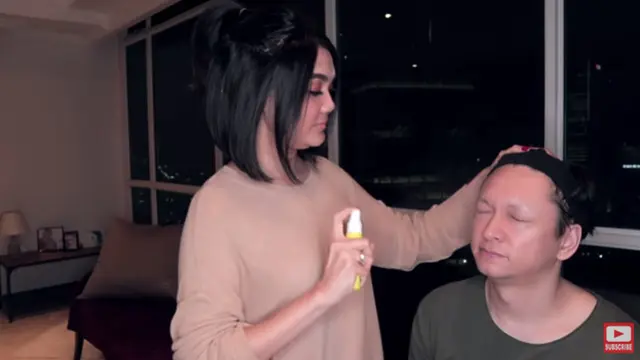 8 Potret Aksi Rina Nose Makeover Suami jadi Lucinta Luna, Bikin Geleng Kepala