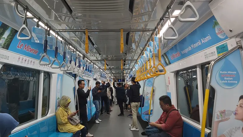 Suasana di dalam kereta MRT Jakarta