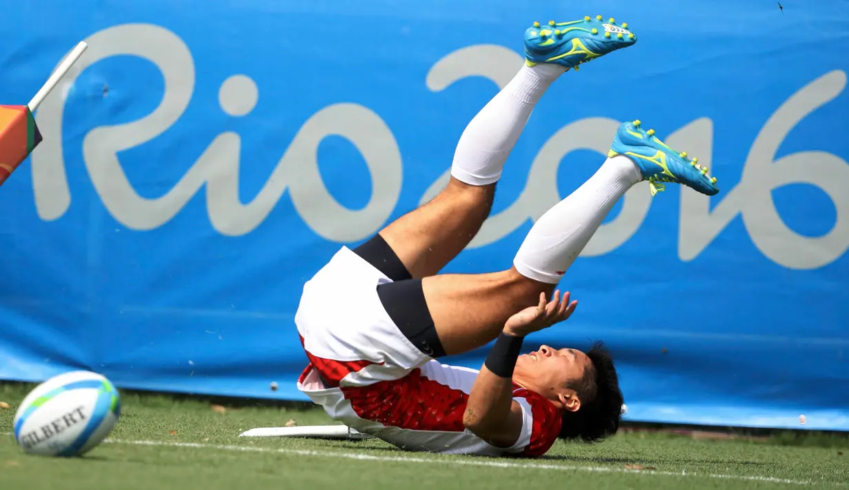 Pemain Rugby Jepang, Kazushi Hano terguling ketika laga melawan Selandia Baru saat Olimpiade Rio 2016 di Stadium Deodoro, Brasil pada 9 Agustus 2016. (REUTERS/ Phil Noble)