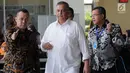 Direktur Utama PT PLN Sofyan Basir saat akan keluar untuk menunaikan salat Jumat di gedung KPK, Jakarta, Jumat (20/7). Sofyan Basir memenuhi panggilan KPK untuk diperiksa sebagai saksi kasus dugaan korupsi proyek PLTU di Riau. (Merdeka.com/Dwi Narwoko)