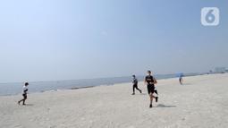 Warga berolahraga di hamparan pasir putih White Sand Beach, Pantai Indah Kapuk (PIK) 2, Jakarta Utara, Sabtu (5/6/2021). Hamparan pasir putih buatan sepanjang sekitar 4 Km menjadi salah satu destinasi warga Jabotabek untuk berlibur. (merdeka.com/Arie Basuki)