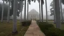 Seorang warga berjalan pada pagi hari di tengah kabut asap, New Delhi, India, Selasa (20/12/2022). India Utara mengalami kabut pertama musim ini dan diperkirakan akan berlangsung selama lima hari ke depan yang mengganggu transportasi kereta api, jalan raya, dan udara. (AP Photo/Manish Swarup)