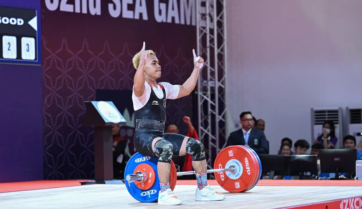 Reaksi Atlet angkat besi (lifter) Indonesia, Eko Yuli Irawan saat bertanding di nomor angkat besi 61kg putra dalam Pesta Olahraga Asia Tenggara (SEA Games) ke-32 di Phnom Penh pada 13 Mei 2023. (AFP/Mohd Rasfan)