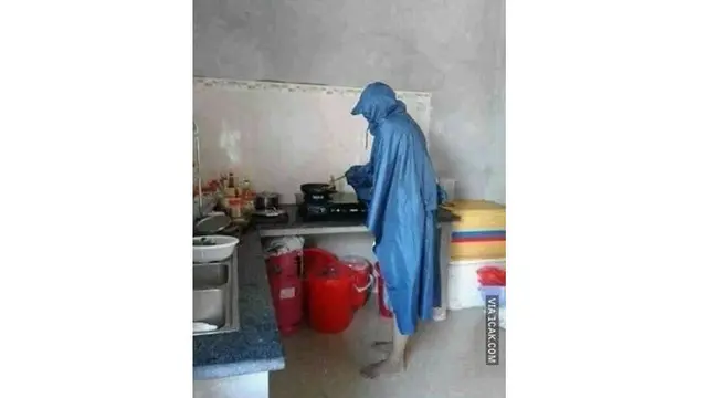 Potret 6 Kelakuan Ayah Saat Gantikan Ibu Memasak Ini Kocak