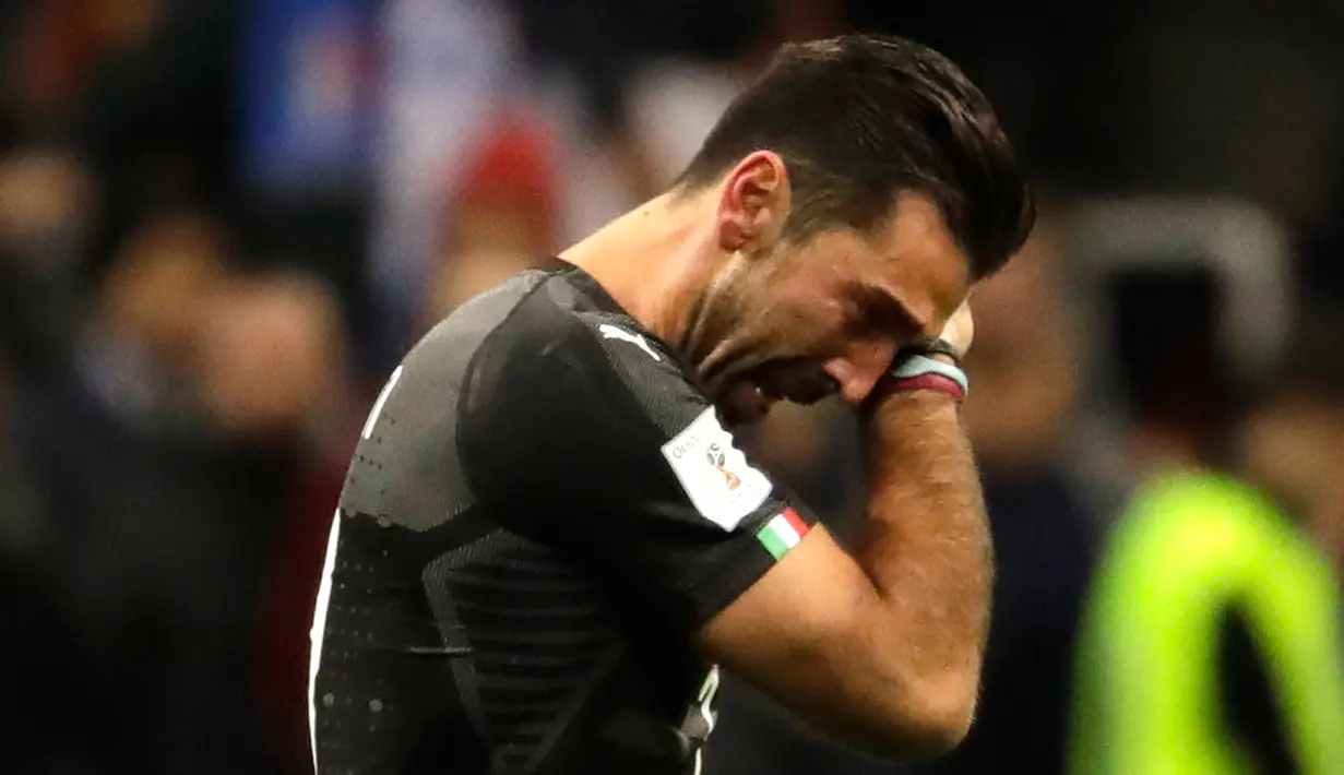 Kiper Italia, Gianluigi Buffon mengusap air matanya seusai menjamu Swedia pada playoff zona Eropa di Stadion San Siro, Selasa (14/11). Buffon tak kuasa menahan tangis setelah timnya gagal lolos ke Piala Dunia 2018. (AP/Luca Bruno)