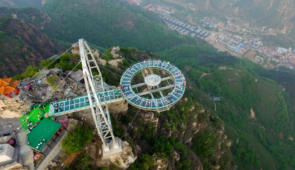 Panggung berlantai kaca terlihat dari pandangan udara yang berada di pinggir tebing di Shilinxia, Beijing, 30 april 2016. Panggung kaca yang menggantung hingga 32.8 meter dari tepi tebing ini merupakan objek wisata baru di China. (AFP PHOTO/STR)