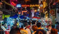 Para turis mengunjungi pasar malam Jonker Street di Melaka, Malaysia, 18 September 2020. Industri pariwista Melaka sempat terdampak parah oleh pandemi COVID-19, namun karena kini warga Malaysia dapat bepergian di dalam negeri, Melaka perlahan kembali bangkit. (Xinhua/Zhu Wei)