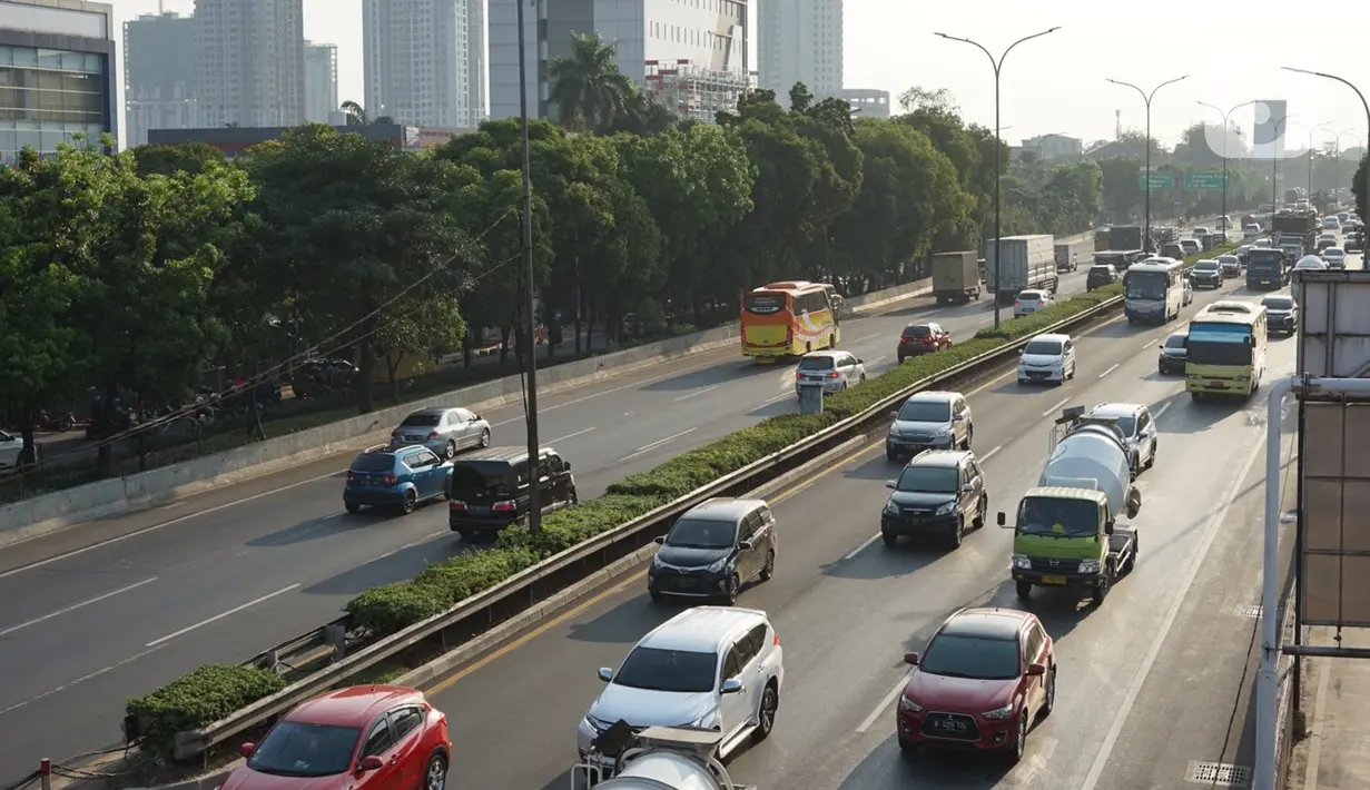 Kendaraan melintasi jalan tol di Jakarta, Kamis (27/8/2020). Gubernur DKI Jakarta Anies Baswedan mengusulkan agar Tol Dalam Kota dapat dilintasi oleh pengendara sepeda jenis road bike karena banyak masyarakat yang berolahraga dan menjadikan sepeda sebagai gaya hidup. (Liputan6.com/Immanuel Antonius)