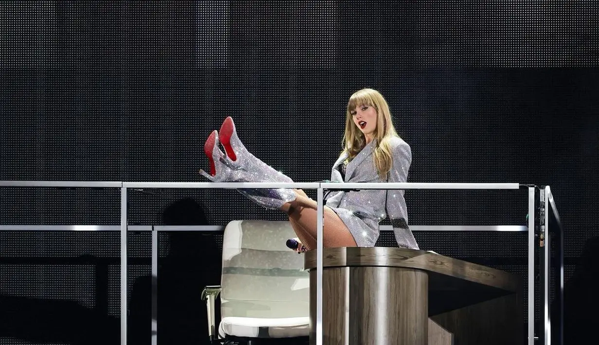 Blazer silver super berkilauan dipadu dengan high boots serasi, Taylor Swift terlihat luar biasa di foto ini. Ia memadukan penampilannya dengan rambut berponi tergerai dan lipstik merah. [Foto: Instagram/taylorswift]