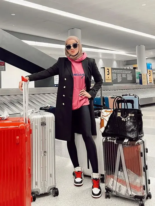 <p>Tas Birkin Croco warna hitam ini sempat dibawa Olla ketika liburan ke Amerika Serikat. [Foto: instagram.com/ollaramlan]</p>