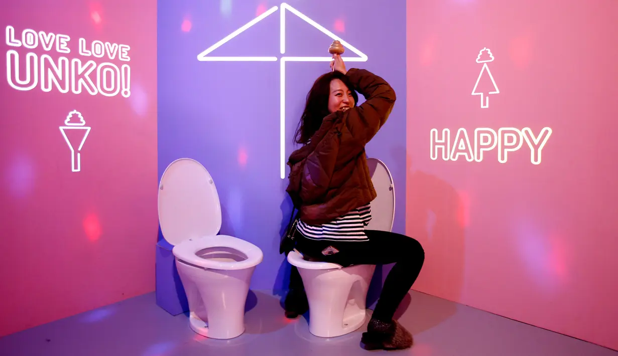 Seorang pengunjung berpose di toilet pajangan yang dipamerkan di Museum Unko di Yokohama, Jepang pada Rabu (17/4). Unko Museum Unko merupakan museum interaktif yang mengubah kotoran menjadi sesuatu yang lebih rapi dan bahkan lucu. (REUTERS/Kim Kyung-hoon)