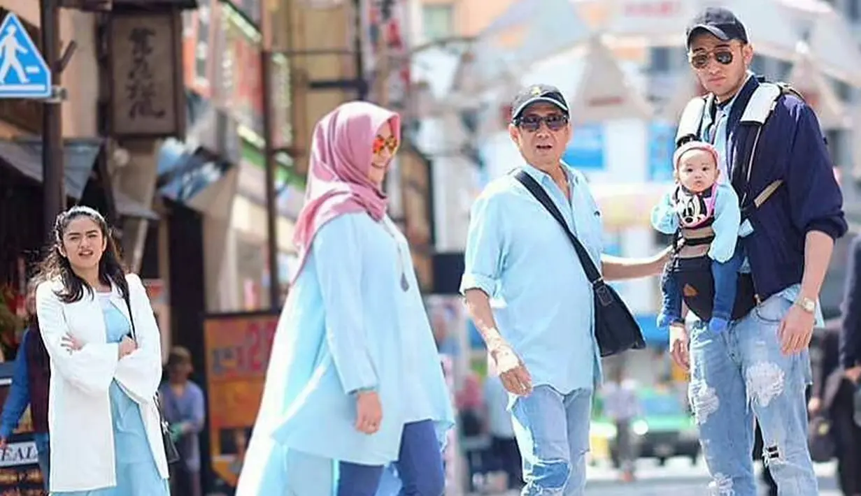 Lelaki yang meninggal di usia 61 tahun ini semasa hidupnya juga selalu meluangkan waktu untuk keluarganya. Sys, bersama anak, menantu, istri dan cucu tampil kompak memakai baju biru. (Instagram/sys_ns)
