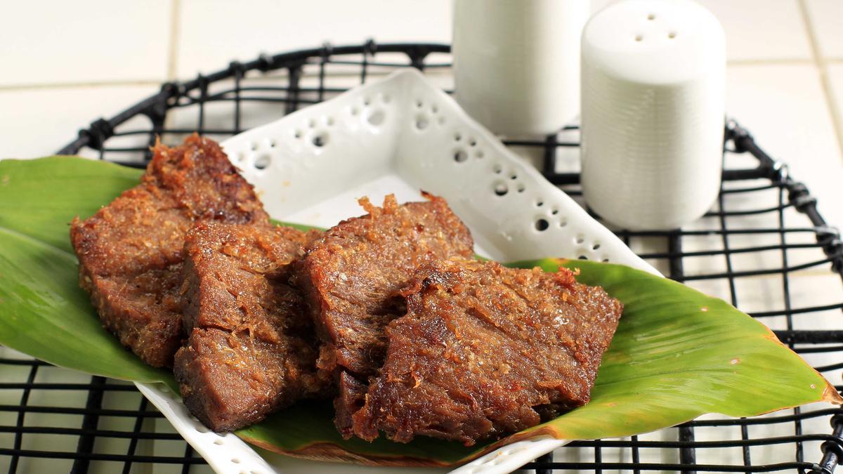 Gepuk daging khas Sunda dengan tekstur empuk dan balutan bumbu gurih manis, siap menggugah selera Anda