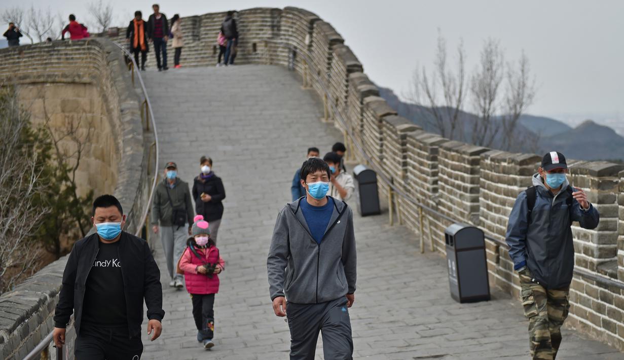 Sejumlah wisatawan mengunjungi Tembok Besar bagian Badaling di Beijing, ibu kota China, pada 24 Maret 2020. Bagian dari Tembok Besar yang terkenal di Beijing itu telah dibuka kembali sebagian pada Selasa (24/3), setelah ditutup selama hampir dua bulan akibat corona COVID-19. (Xinhua/Chen Zhonghao)