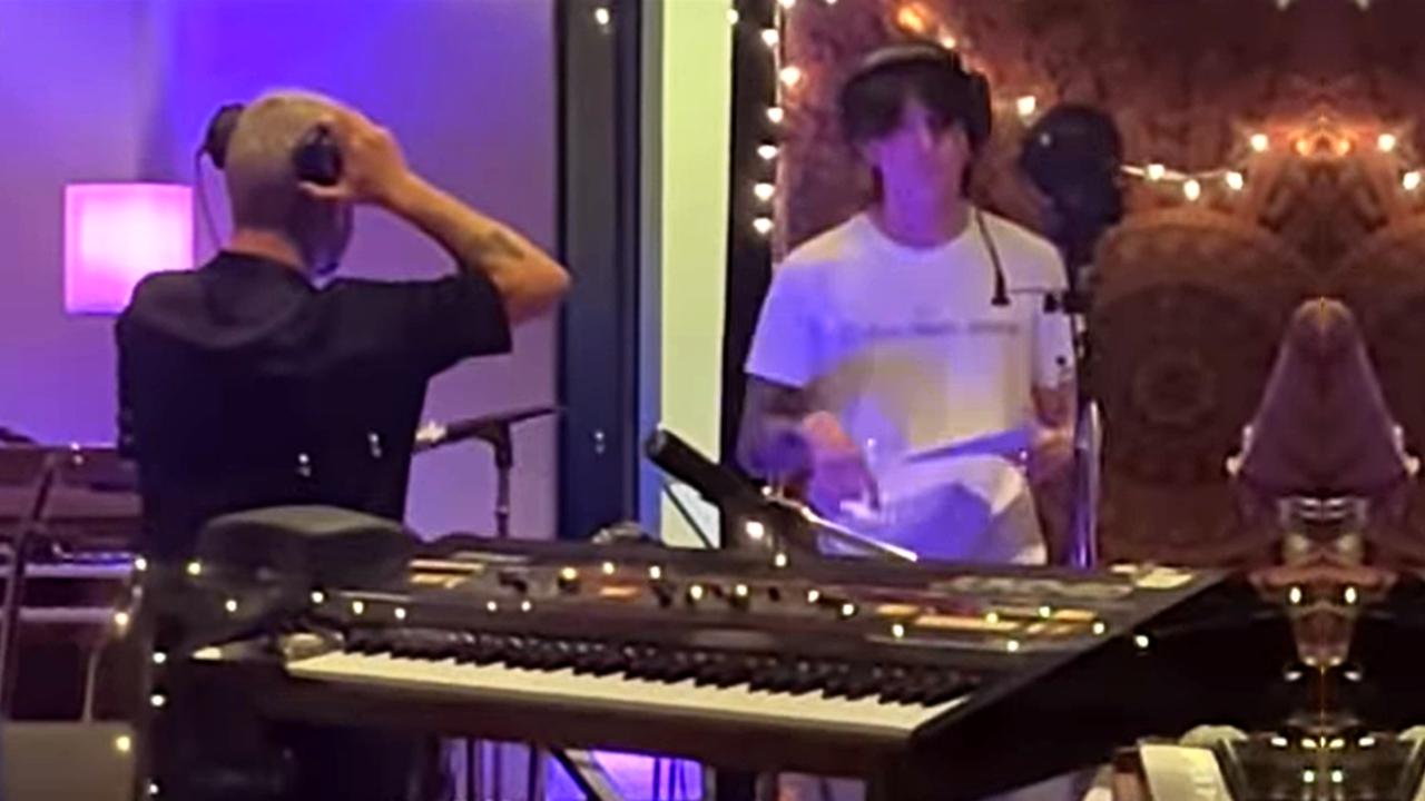 Jungkook BTS terlihat sedang rekaman di Studio Musik