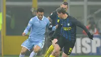 Pemain Lazio, Felipe Anderson, saat berusaha melewati penjagaan bek Inter Milan, Cristian Ansaldi, pada perempat final Coppa Italia, di Giuseppe Meazza, Rabu (1/2/2017) dini hari WIB. (Inter Milan). 