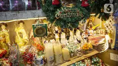 Terletak di Jalan Asemka, Pinangsia, Kecamatan Taman Sari, Jakarta Barat, Pasar Asemka menjual beragam aksesoris Natal. (Liputan6.com/Faizal Fanani)