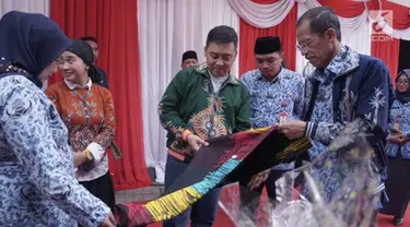 Kepala Departemen Komunikasi Perusahaan Semen Indonesia Sigit Wahono (tengah) bersama Bupati Magetan Suprawoto (kanan) mengamati batik ciprat karya siswa SMA/SMK/MA yang dipamerkan dalam acara #MembangunKemandirian di SMAN 1 Magetan Jawa Timur (2/5/2019). (Liputan6.com/HO/Eko)