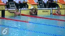 Perenang Jawa Barat, Triadi Fauzi S (kiri) melompat saat lomba di kelas 100m gaya bebas putra di Gelanggang Renang FPOK UPI, Bandung, Senin (19/9). Triadi meraih emas sekaligus memecahkan rekor PON dengan 50,49 dtk. (Liputan6.com/Helmi Fithriansyah)
