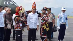 Presiden Jokowi menerima topi raja dan kain ulen-ulen khas Aceh bermotif Kerawang Gayo saat tiba di Bandara Rembele, di Kabupaten Bener Meriah, Provinsi Aceh, Rabu (2/3). Kedatangan Presiden dan rombongan untuk meresmikan Bandara Rembele. (Foto : Setpres)