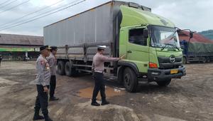 Kendaraan sumbu tiga ditepikan demi cegah macet di Jalur Limbangan, Garut, pada masa arus balik libur panjang Isra Mi'raj dan Imlek 2025. (Foto: Liputan6.com/Jayadi Supriyadin)
