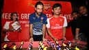 Pires bermain Foosball dengan salah satu fans Arsenal saat konfrensi pers terkait promosi tur pramusim Arsenal di Kota Kasablangka, Jakarta, Jumat (23/1/2015). (Liputan6.com/Miftahul Hayat)