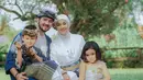 Tak hanya berdua, Aryani Fitriana dan Donny Michael juga mengajak kedua anaknya untuk lakukan pemotretan bersama. Mereka pun berhasil curi perhatian dan menggemaskan saat berpose di depan kamera. (Liputan6.com/IG/@aryanifitriana24)