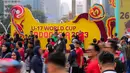 Sejumlah warga dengan antusias mengabadikan momen dengan latar tulisan Piala Dunia U-17 2023 dalam rangkaian acara Trophy Experience saat Hari Bebas Kendaraan Bermotor di kawasan Bundaran HI, Minggu (15/10/2023). (Bola.com/Bagaskara Lazuardi)