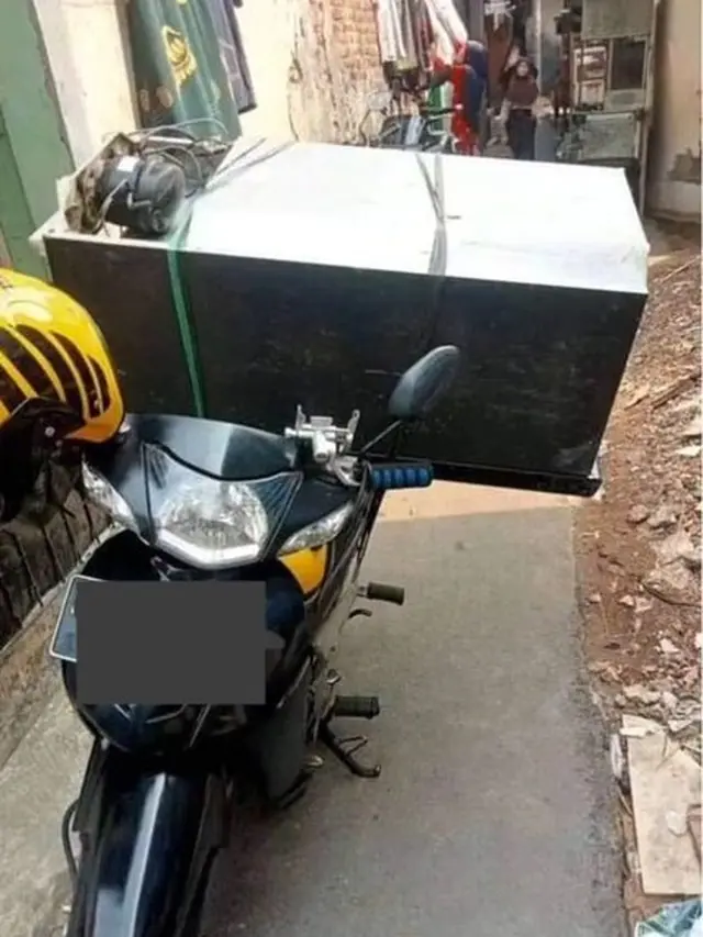 7 Potret Barang Bawaan Kurir Ini Nyeleneh Banget, Bikin Elus Dada