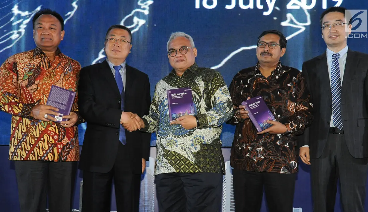 VP Southern Pacific Carrier Business Delivery & Service Huawei Wang Jung Son (kedua kiri) bersalaman dengan Dirjen BINALATTAS Kemenaker Bambang Satrio Lelono (tengah) usai penandatangan MoU Pelatihan Telekomunikasi SmartGen, di Jakarta, Kamis (18/7/2019). (Liputan6.com/HO/Adi)