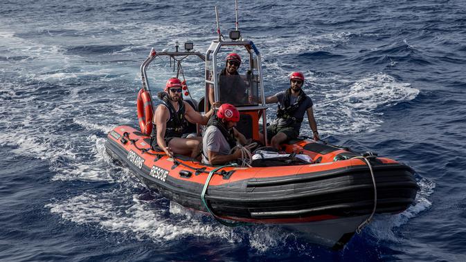 Bintang NBA asal Spanyol, Marc Gasol ambil bagian dalam misi penyelamatan bersama kapal milik LSM Proactiva Open Arms di Laut Mediterania, 16 Juli 2018. Gasol terlibat dalam penyelamatan pungungsi migran di lepas pantai Libya. (AFP)