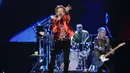 Personel grup band The Rolling Stones Mick Jagger tampil pada tur Sixty Stones Europe 2022 di Stadion Wanda Metropolitano, Madrid, Spanyol, 1 Juni 2022. (AP Photo/Manu Fernandez)