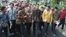 Presiden Joko Widodo atau Jokowi berjalan bersama perwakilan nelayan seluruh Indonesia di Istana Negara, Jakarta, Selasa (22/1). Jokowi mengingatkan para nelayan serta pengusaha perikanan untuk menggunakan Bank Mikro Nelayan. (Liputan6.com/Angga Yuniar)