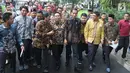 Presiden Joko Widodo atau Jokowi berjalan bersama perwakilan nelayan seluruh Indonesia di Istana Negara, Jakarta, Selasa (22/1). Jokowi mengingatkan para nelayan serta pengusaha perikanan untuk menggunakan Bank Mikro Nelayan. (Liputan6.com/Angga Yuniar)