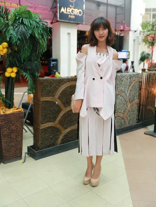 "Kalau dari gue sih sekarang gua mau berkarya dulu. Terlepas dari gue berhubungan sama siapa, kayaknya gue fokus kerja dulu sih," ujar Sheila Dara. (Adrian Putra/Bintang.com)