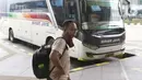 Calon penumpang menanti waktu keberangkatan bus Antar Kota Antar Provinsi di Terminal Bus Terpadu Pulo Gebang, Jakarta, Kamis (31/12/2020). Memasuki libur pergantian tahun sejumlah calon penumpang terus berdatangan di Terminal Bus Terpadu Pulo Gebang. (Liputan6.com/Helmi Fithriansyah)