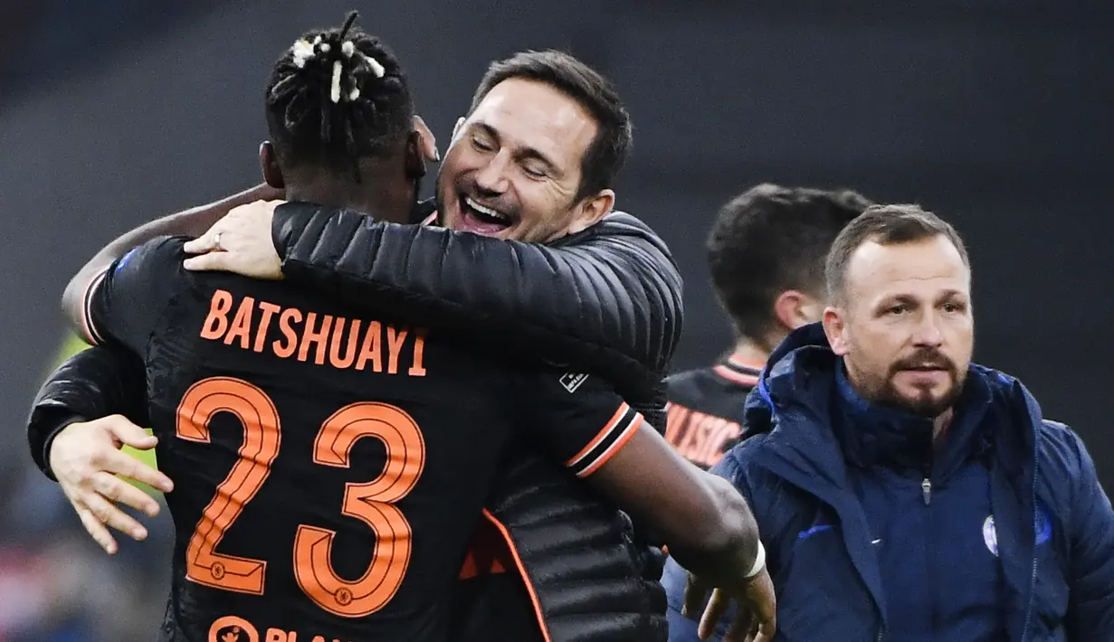 Pelatih Chelsea, Frank Lampard memeluk striker Michy Batshuayi yang mencetak gol tunggal ke gawang Ajax setelah pertandingan Grup H Liga Champions di Johan Cruyff Arena, Amsterdam, Belanda (23/10/2019). Chelsea menang tipis atas Ajax 0-1. (AFP Photo/John Thys)
