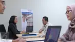 Nasabah mengajukan persyaratan kredit di BNI Tanah Abang, Jakarta, Rabu (24/2). KUR BNI sejak Januari 2016 hingga 4 Februari 2016 sudah hampir 2500 debitur. (Liputan6.com/Angga Yuniar)