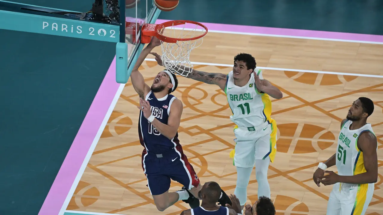 Pemain Amerika Serikat Devin Booker menerobos pertahanan Brasil di perempat final Olimpiade 2024