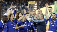 Pelatih Chelsea, Maurizio Sarri, mengangkat trofi juara Liga Eropa usai mengalahkan Arsenal pada laga final Liga Eropa di Baku Olympic Stadium, Kamis (30/5) dini hari WIB. Chelsea menang 4-1 atas Arsenal. (AP Photo/Luca Bruno)