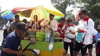 menpora saat membuat es kelapa di taman reskreasi kota bangkalan/ musthofa aldo